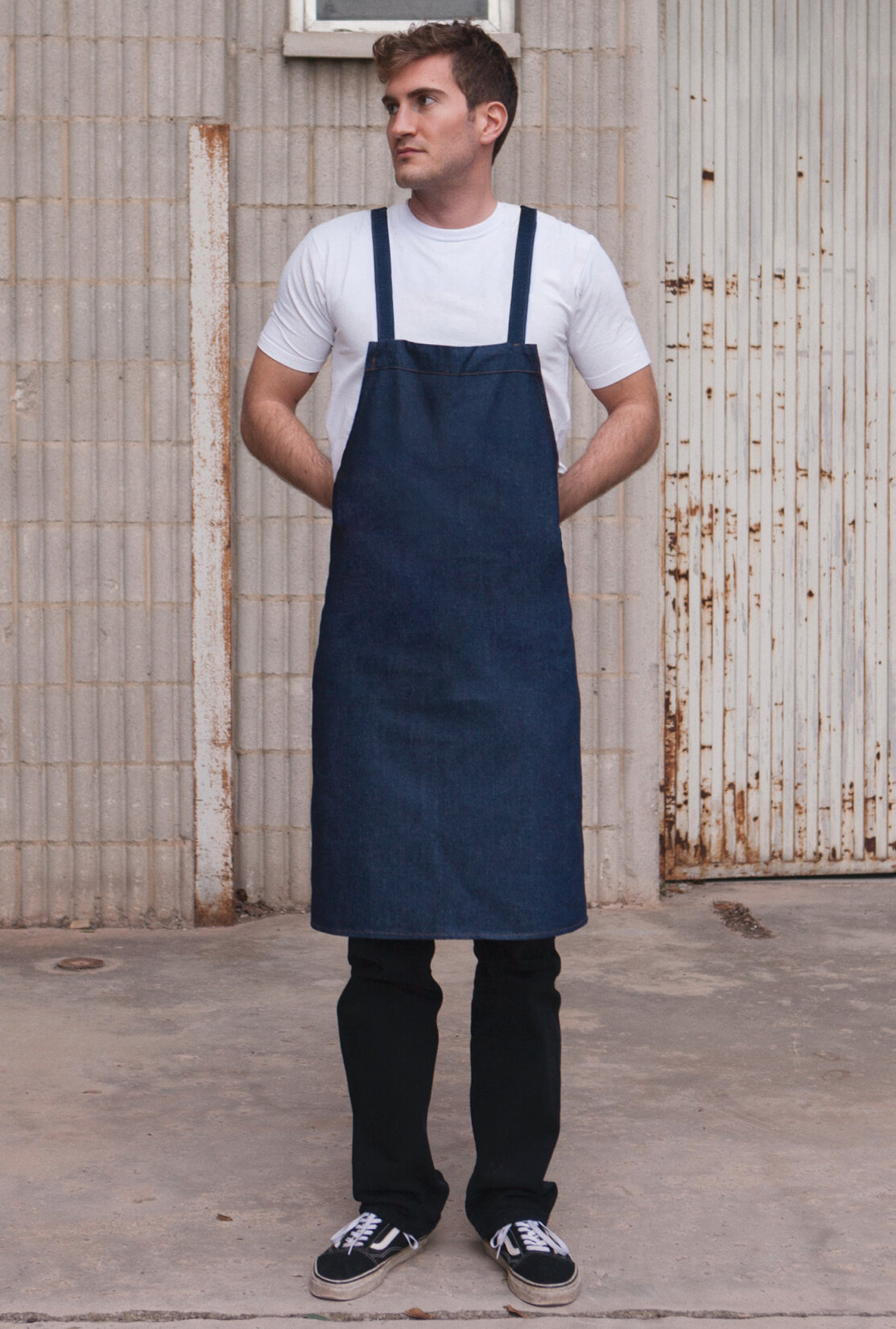 Barbecue apron with cross bands